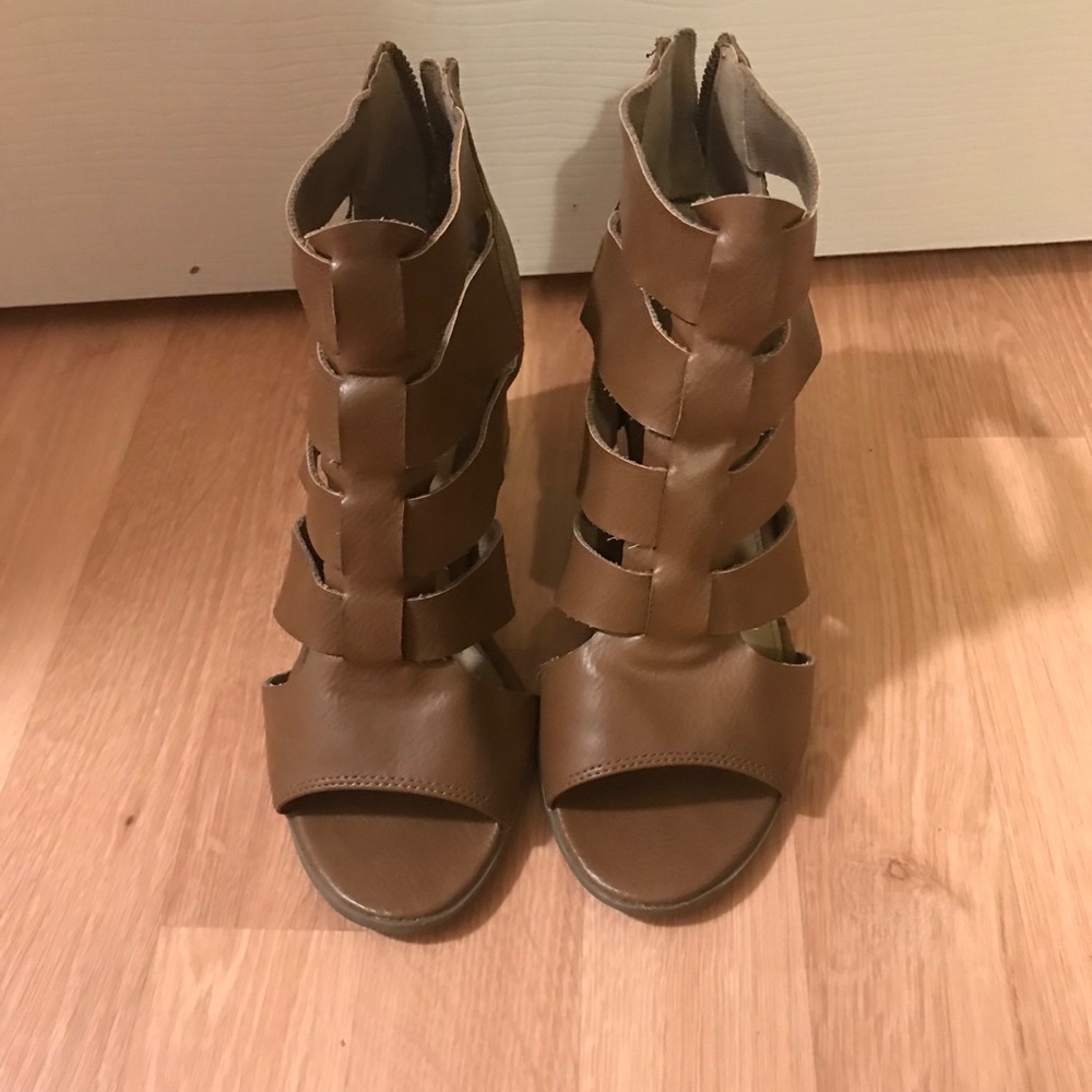 New Directions Milano Heeled Sandals in Tan